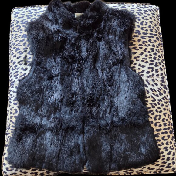 Luxurious Real Fur Sleeveless Vest in Black - Picture 2 of 10